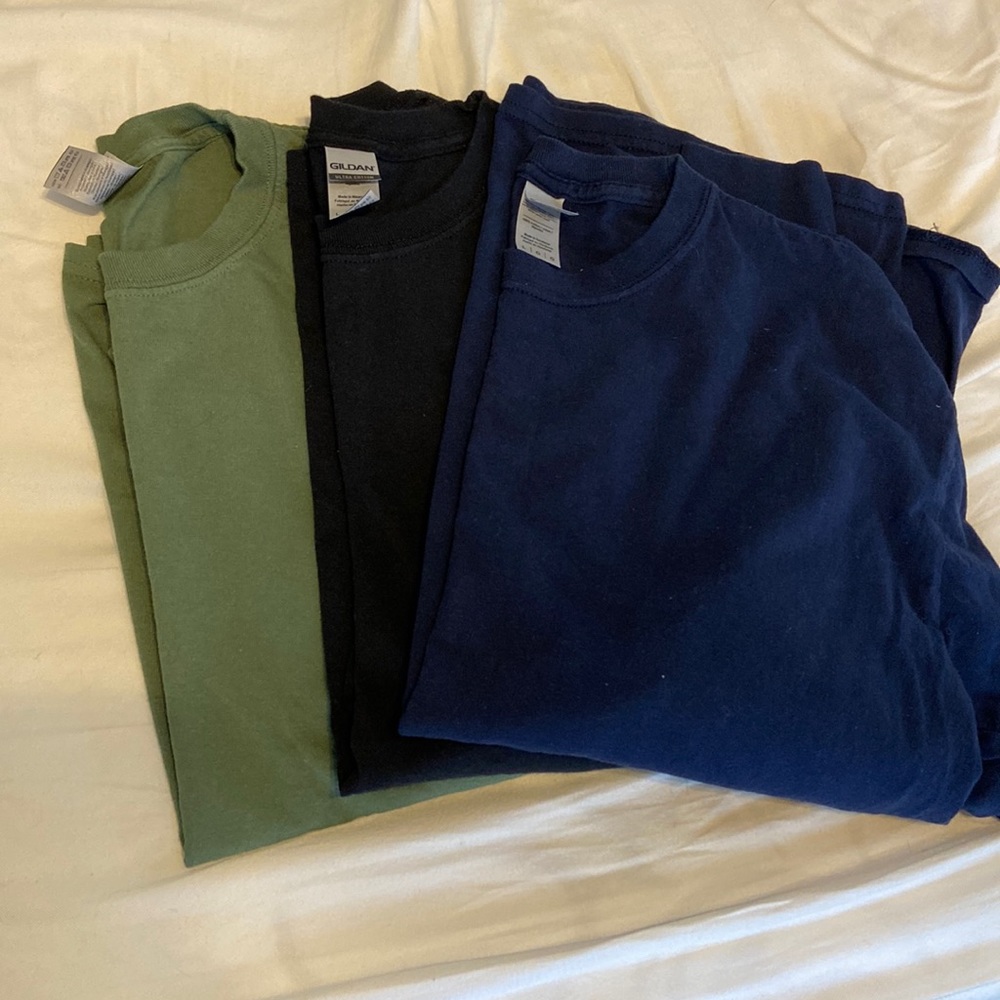 3 PACK Gildan’s Men Long Sleeve Tee Shirt. Tags removed NEVER worn. Size Large